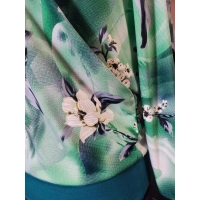 Zielona bluzka kimono z marszczonym dekoltem - wzór w kwiaty